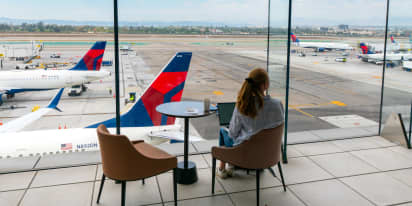 Airlines bank even more on splurging vacationers as clouds form on economy