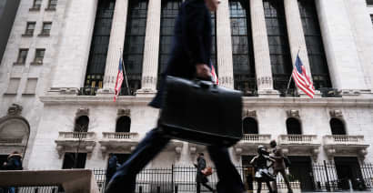 Wealthy load up on cash, gold, family trusts during market turmoil 